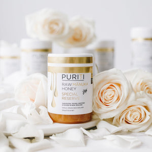 Puriti Raw Manuka Honey Special Reserve UMF 26+ 250g 8.8oz Jar set amongst white roses